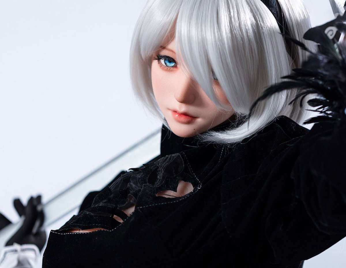 Silicone head of the 2B celebrity sex doll, visor off, blue eyes and white bob