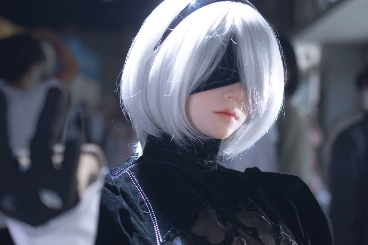 Face of the electric 2B NieR Automata doll, white bob and visor