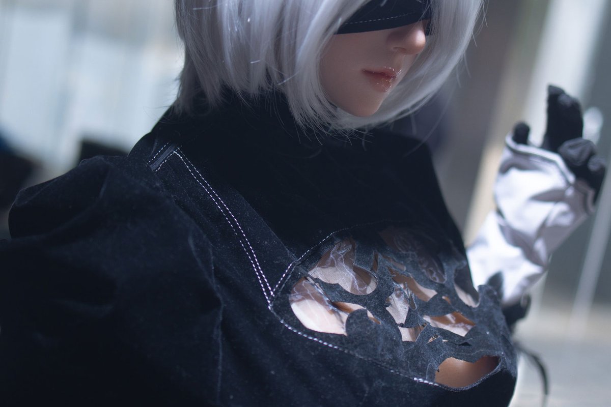 Shoulder and face detail of the electric 2B doll in velvet dress