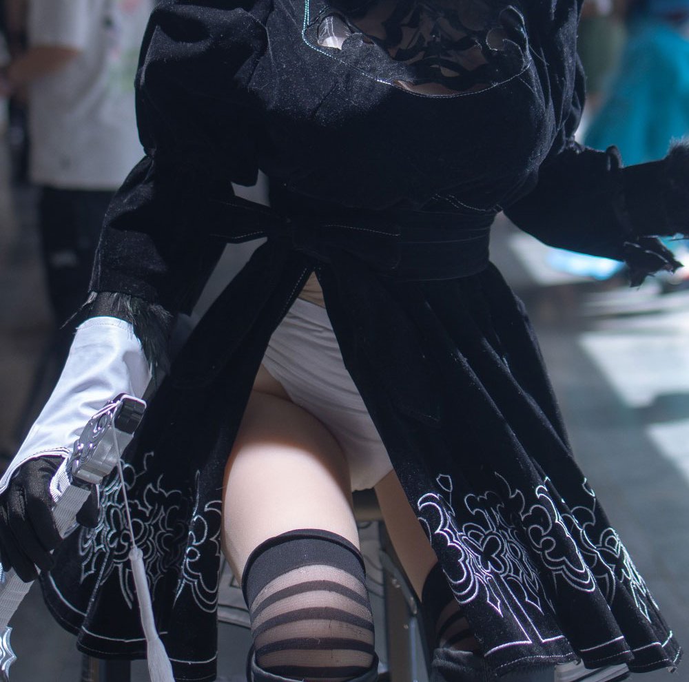 Embroidered skirt and striped stockings of the 2B NieR Automata doll costume